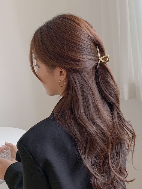 Hair Clip Hairstyles, Dunner Wordend Haar, Half Ponytail, Small Hair Clips, Easy Hairstyles For School, Clip Hairstyles, Metal Hair Clips, Asian Hair, Metallic Hair