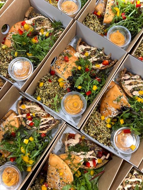 Boxed Lunch Catering, Desserts In A Cup, Homemade Cafe, Cafe Food Ideas, Made Christmas Gifts, Broccoli Pizza, Grazing Table Ideas, Hummus Salad, Boxed Lunches