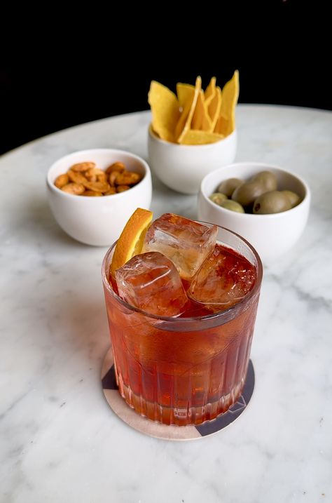 Suitable for both aperitivo and digestivo functions, the Negroni–in all its forms–is a favorite of drinkers and bartenders alike. https://italysegreta.com/the-negroni-doesnt-follow-trends-it-makes-them/ Negroni Sbagliato, Puebla City, Photos Of Places, Negroni, Classic Cocktails, Food Shop, Mixology, Italian Food, Italian Recipes