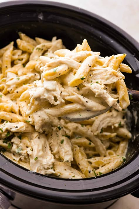 Crockpot Chicken Alfredo Italian Carry In Ideas, Slow Cooker Olive Garden Chicken Pasta, Xmas Fudge, Slow Cooker Olive Garden Chicken, Crockpot Entrees, Slow Cooker Chicken Pasta, Crockpot Chicken Alfredo, Farmers Casserole, Slow Cooker Pasta Recipes