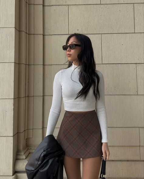 Fall Date Outfit Aesthetic, Formal Skirt Outfit Classy, Skirt Outfits Sweater, Turtle Neck And Skirt Outfit, Turtle Neck And Skirt, Classy Preppy Outfits, Check Skirt Outfit, Girly Street Style, Brown Skirt Outfit