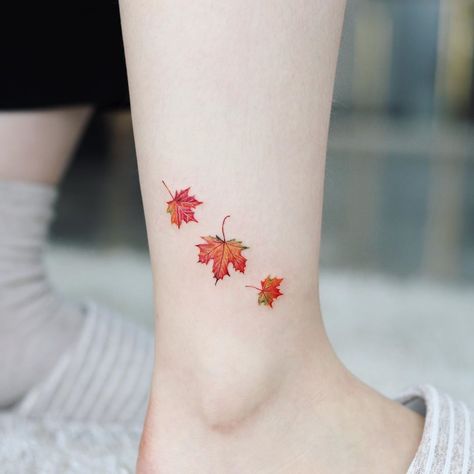 Tatoos Behind The Ear, Autumn Leaf Tattoo, Tattoo Ideas For Dads, Cute Small Tattoo Ideas, Maple Leaf Tattoos, Tattoo Leaves, Fall Leaves Tattoo, Simple Girl Tattoos, Montreal Tattoo