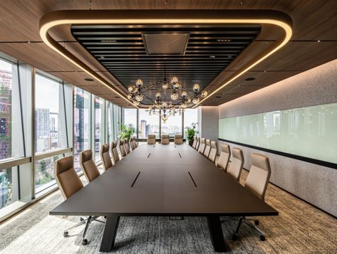 Boardroom Ceiling Design, Board Room Design Office, Board Room Design Corporate, Conference Room Ceiling Design, Corporate Conference Room Design, Conference Room Design Modern, Office Feature Wall Ideas, Ceiling Design Office, Modern Conference Room Design