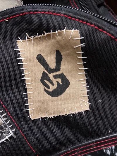 How to Make a Punk Rock Patch!! : 8 Steps - Instructables Punk Patches Diy Ideas, Diy Punk Clothes, Punk Patches Diy, How To Make Patches, Punk Logo, Diy Fashion Projects, Band Patches, Punk Patches, Punk Pins