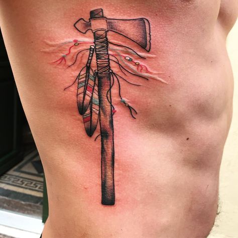 Tattoo old school tomahawk axe indian Native American Native Tomahawk Tattoo, Indian Tomahawk Tattoo, Tomahawk Tattoo Design, Western Leg Sleeve, Traditional Tattoo Indian, Native American Arrow Tattoo, Tomahawk Tattoo, Indian Arrow Tattoo, Native American Feather Tattoo