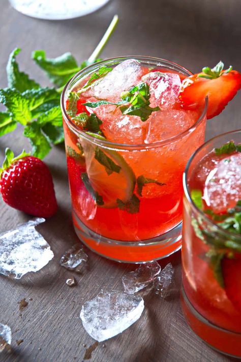 Strawberry Mojito Mocktail - In the Kitch Mocktail Strawberry, Strawberry Mojito Mocktail, Strawberry Mocktail, Berry Cake Recipe, Strawberry Simple Syrup, Mojito Mocktail, Strawberry Mojito, Slow Cooked Meat, Colorful Drinks