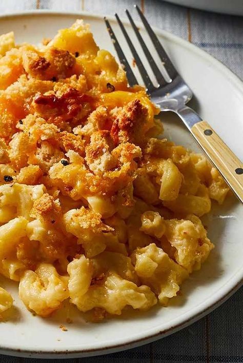 This Martha Stewart macaroni and cheese recipe is a classic—and sure to become a favorite with your family. It's a baked mac and cheese made with two cheeses. #easylunchrecipes #familydinner #familyfriendlyrecipes #marthastewart #recipeideas #recipes #weeknightdinners Martha Stewart Mac N Cheese Recipe, Martha Stewart Cheaters Mac And Cheese, Carla Hall Macaroni And Cheese, French Mac And Cheese, Mac And Cheese Different Ways, Alton Brown Macaroni And Cheese, Mac And Chess, Celebrity Mac And Cheese Recipes, Martha Stewart Macaroni And Cheese