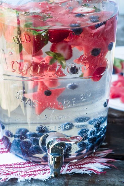 Glace Fruit, Patriotic Food, Infused Water Recipes, 4th Of July Desserts, Fruit Infused Water, Fourth Of July Food, Fourth Of July Decor, Sugary Drinks, 4th Of July Celebration