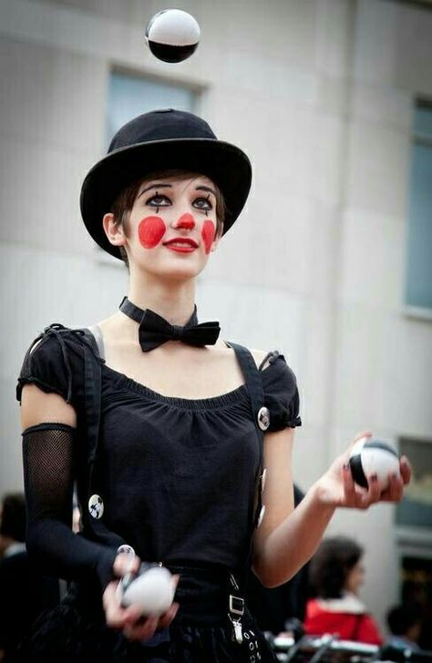 More mime then clown but cute as heck... More Clown Makeup Pretty, Dark Circus, Female Clown, Clown Halloween, Baby Kostüm, Face Painting Easy, Diy Kostüm, Send In The Clowns, Cute Clown