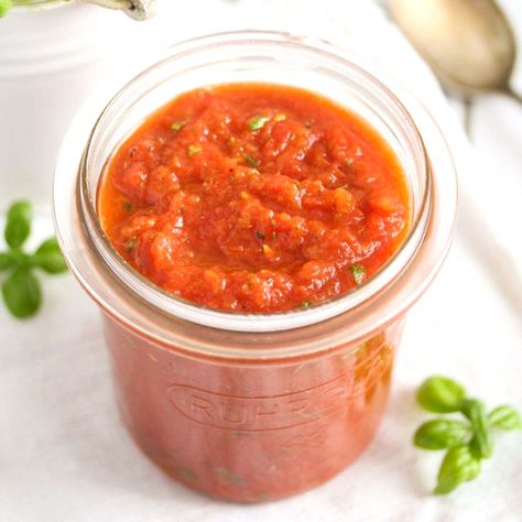 Quick, flavorful Neapolitan pizza sauce, made from scratch and ready in 5 minutes. This is probably the easiest marinara you’ve ever made. You might think that any good tomato marinara needs to simmer for a long time to achieve the best flavor? Well, this is not the case with this Neapolitan pizza sauce. You will … Neapolitan Sauce Recipe, Neapolitan Pizza Sauce Recipe, Margherita Flatbread Pizza, Tomato Dishes, Pizza Sauce Recipe, Italian Pizza, Easy Italian, Easy Pizza, Plum Tomatoes