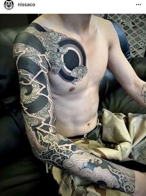 Tato Irezumi, Negative Tattoo, Black Sleeve Tattoo, Japanese Tattoo Artist, Japanese Snake Tattoo, Graphic Tattoo, Irezumi Tattoos, Traditional Japanese Tattoos, Japanese Sleeve Tattoos