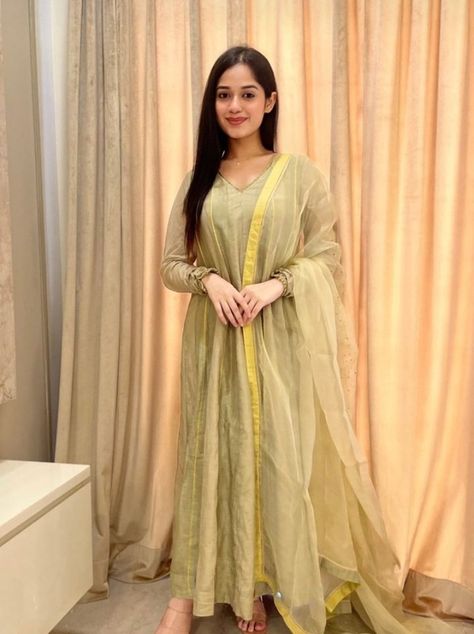 Jannat Zubair Instagram, Anne Hathaway Style, Jannat Zubair Rahmani, Indian Natural Beauty, Jannat Zubair, Anne Hathaway, Hot Outfits, Hot Pics, Desi