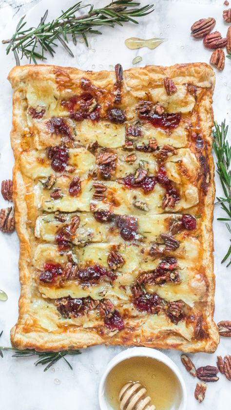 Brie and cranberry tart - Asili Glam Christmas Savoury Tart Recipes, Apple Brie Tart, Brie Apple Puff Pastry, Puff Pastry Flatbread, Brie And Chicken Recipes, Puff Pastry Brie Cranberry, Brie Pie Crust Appetizer, Gallette Recipe Puff Pastry, Appetizers With Pie Crust