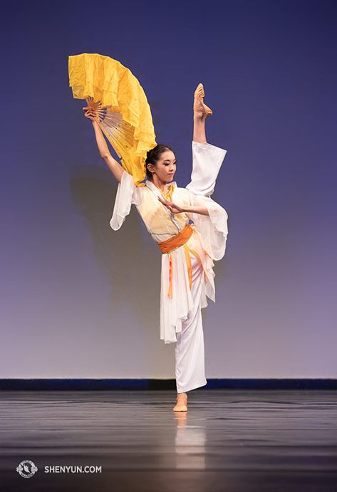 Riding High in Control: Kong-Zhi techniques with Luna Yu (English) | Shen Yun Performing Arts Shen Yun Dancers, Chinese Fan Dance, Dance Aesthetics, Sky Dancers, Chinese Civilization, Shen Yun, Chinese Attire, Dance Magazine, Chinese Fan