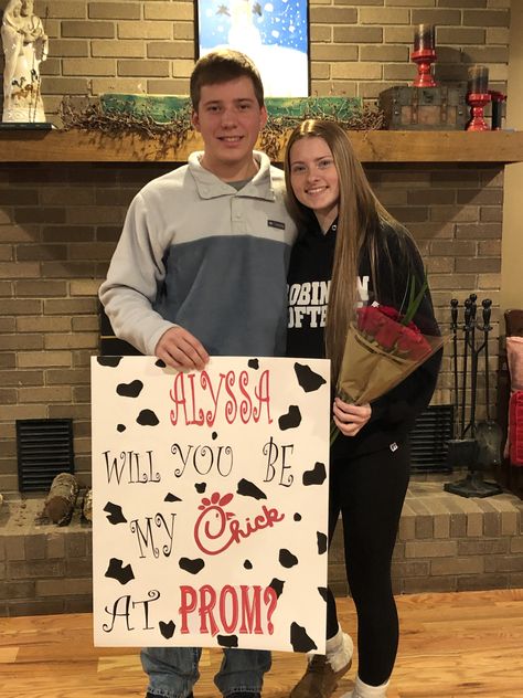 Chick-Fil-A Promposal Chic Fil A Hoco Proposal, Chic Fil A Promposal, Chick Fil A Homecoming Proposal Ideas, Chick Fil A Promposal Ideas, Cow Homecoming Proposal Ideas, Chickfila Hoco Proposals, Cow Themed Promposal, Cow Promposal Ideas, Hoco Proposals Ideas Chick Fil A