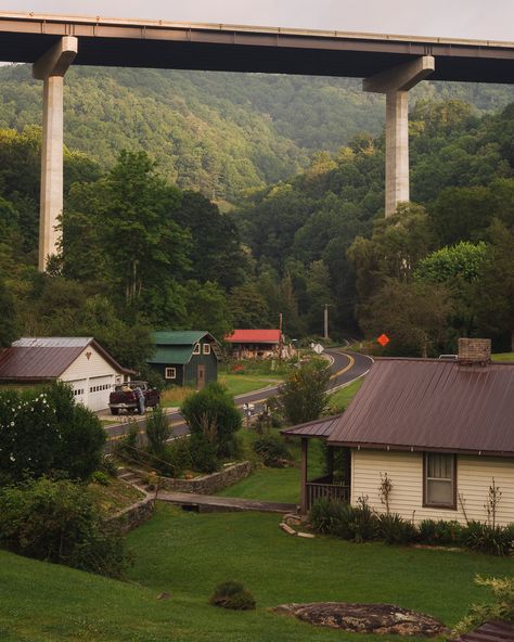 Yennefer Of Vengerberg, Nature Aesthetic, Pretty Places, Green Aesthetic, Pretty Pictures, Small Towns, Aesthetic Pictures, North Carolina, Places To Go