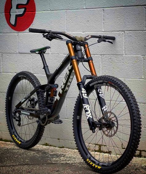 6,485 Likes, 36 Comments - 🔻 • |🤘MOUNTAINBIKES🤘| • 🔻 (@hypedmtb) on Instagram: “29er Downhill bikes 🤔yay or nay? --------------------------------- 📌FOLLOW @hypedmtb FOR MORE✔ ▪…” Trek Mountain Bike, Extreme Mountain Biking, Mountain Bike Art, Mt Bike, Bicycle Mountain, Downhill Mountain Biking, Bicycle Mountain Bike, Trek Bikes, Downhill Bike