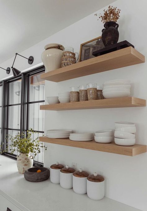 Floating Wall Shelves ideas kassandradekoning Vase Storage, Float Shelf, Kitchen Oak, Wood Wall Shelves, Kitchen Floating Shelves, Oak Floating Shelves, Kitchen Shelf Decor, Plates White, Floating Shelves Kitchen