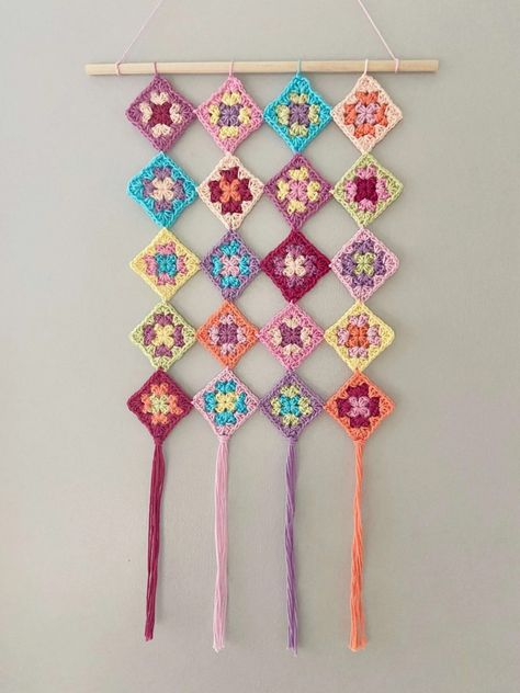 Granny Square Wall Hanging, Crochet Swirl, Crochet Zig Zag, Cosy Crochet, V Stitch Crochet, Crochet Wall Art, Quick Crochet Projects, Crochet Wall Hanging, Crochet Square Blanket