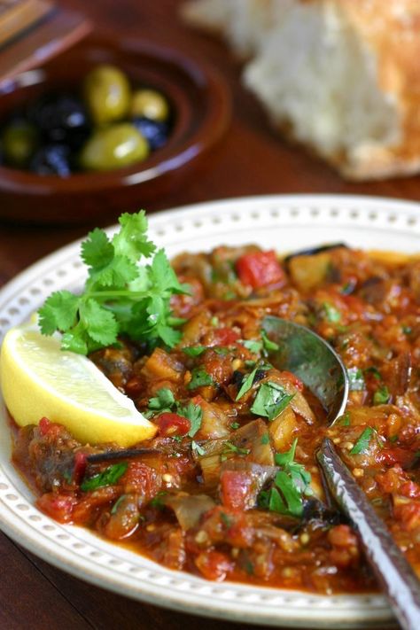 Moroccan Eggplant, Arabisk Mad, Moroccan Recipes, Moroccan Dishes, Eggplant Salad, Middle Eastern Food, Moroccan Food, Eggplant Recipes, Middle Eastern Recipes