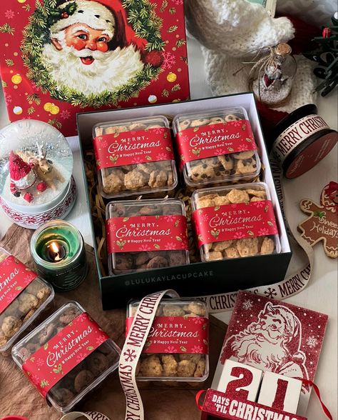 Christmas Gift Baskets Baked Goods, Christmas Hampers Cookies, Hamper Ideas For Christmas, Christmas Goodie Box Ideas, Christmas Bakery Packaging, Christmas Cake Hampers, Christmas Hampers Packaging Ideas, Christmas Hampers Packaging, Cookie Hampers