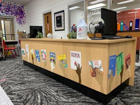 Librarian Desk Decor, Book Return Ideas Library, Library Desk Decor, Elementary Library Decor, Public Library Programs, School Library Book Displays, Summer Reading Ideas, Library Orientation, School Library Decor