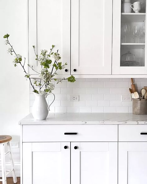 White Shaker Cabinets Black Hardware, Kitchen Cabinets With Black Hardware, White Cabinets With Black Hardware, Matte Black Kitchen Hardware, White Cabinets Black Hardware, Kitchen Hardware White Cabinets, Cabinets With Black Hardware, Black Hardware Kitchen, Modern Kitchen Makeover