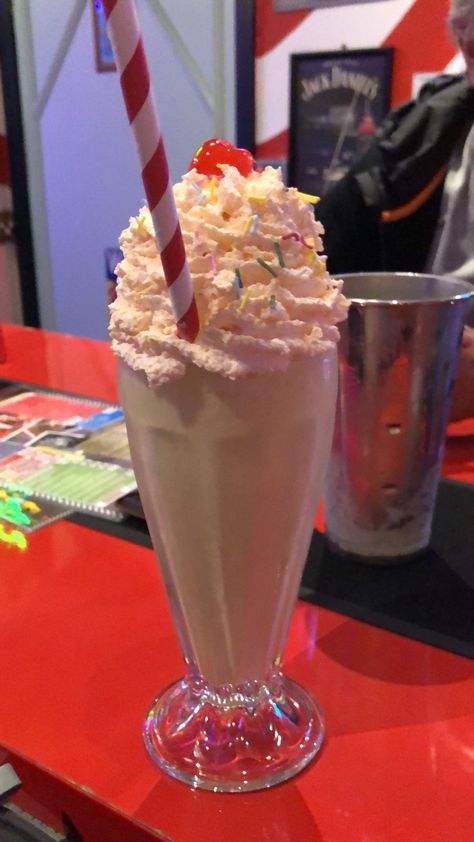 Cute Milkshakes, Summer Milkshakes, Diner Milkshake, Vintage Milkshake, Candy Milkshake, Milkshake Aesthetic, Homemade Milkshake, Drinks Aesthetic, Road Trip Food