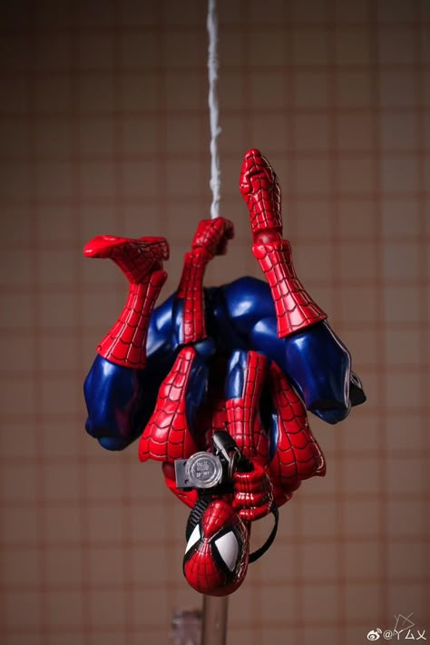 Spider Punk Figure Poses, Spider Man Figures, Spiderman Action Figure Poses, Action Figures Poses, Spider Man Action Figures, Mafex Spiderman, Action Figure Poses, Spiderman Poses, Amazing Yamaguchi