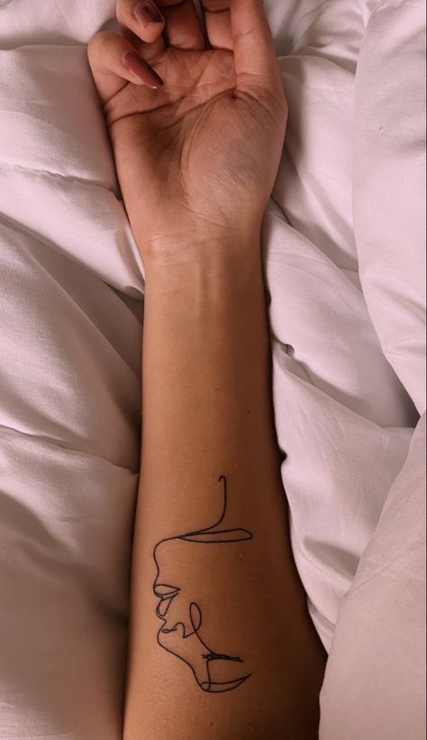 Minimal face outline tattoo Abstract Face Tattoo For Women, Face Silouette Tattoo Woman, Abstract Tattoo Face, Single Line Portrait Tattoo, Face Line Work Tattoo, Tattoo Face Outline, Face Tatoos Woman, Abstract Faces Tattoo, One Line Tattoo Face