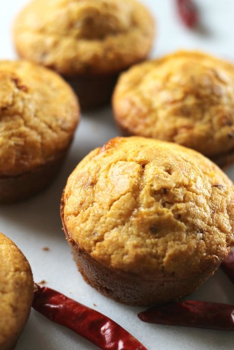 If you like spicy food, than these Cheesy Chipotle Cornbread Muffins were made for you. These cheesy, spicy goodness are the perfect addition to any country meal. Cook Pumpkin, Dizzy Cook, Fall Muffins, Banana Oat Muffins, Jumbo Muffins, Bakery Style Muffins, Recipes Pumpkin, Cornbread Muffins, Everything Pumpkin