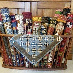 Quilt Display Racks, Quilt Display Ideas, Displaying Quilts, Display Quilts, Quilt Racks, Decorating With Quilts, Quilt Hangers, Quilt Display, Doll Quilts