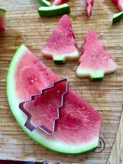 Christmas Tree Watermelon Cut-outs Creative Christmas Treats, Decorações Com Comidas, Christmas Fruit, Tropical Christmas, Christmas Lunch, Christmas Brunch, Xmas Food, Christmas Breakfast, Christmas Party Food