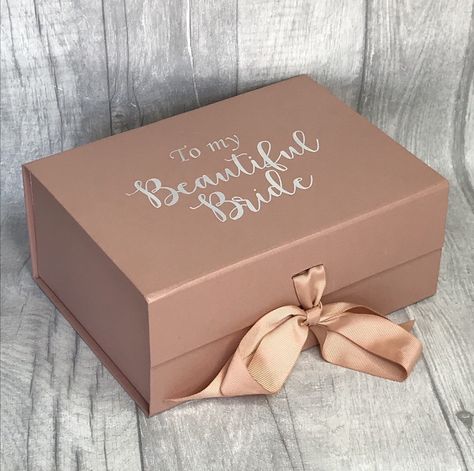 Gifts To Give Your Bridesmaids, Gift Box Wedding Ideas, Bridesmaid Box Design, Bridesmaid Gift For Bride, Bride Gift Box Ideas, Bride Box Ideas, Bridesmaid Boxes What To Put In A, Diy Gift For Bride, Bride Gifts From Bridesmaid