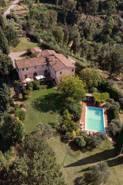 An aerial view of a large villa near Pisa surrounded by Tuscan countryside with a private swimming pool adjacent to the building. Italian Countryside Villa, Countryside Italy Home, Tuscany Italy Architecture, Big House In The Countryside, Tuscany Villa Aesthetic, Tuscany Italy Countryside Villas, House In Tuscany, Villa In Tuscany, Italian Vineyard House