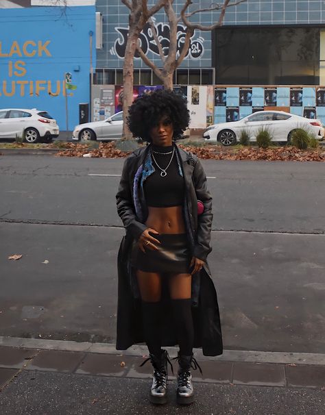 Grunge Black Women, Black Alternative Girl, Aerin Creer, Black Mini Skirt Outfit, Rockstar Aesthetic, Miniskirt Outfits, The Matrix, Black Women Fashion, Streetwear Fashion Women