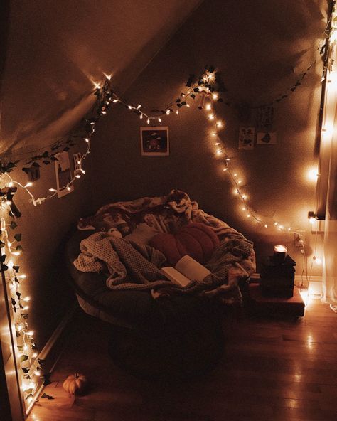 Cute Cosy Bedroom Ideas, Sensory Nook, Cozy Mirror, Cosy Reading Corner, Autumn Room, Bedroom Vibes, Fall Room Decor, Cozy Reading Corners, Bedroom Trends