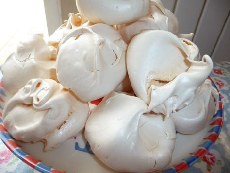 An incredibly simple recipe for moreish meringues. Best Meringue Recipe, Meringue Recipe, Pavlova Recipe, Easy Chocolate Cake, Easy Chocolate, Sweets Desserts, Pavlova, Tea Recipes, Puddings