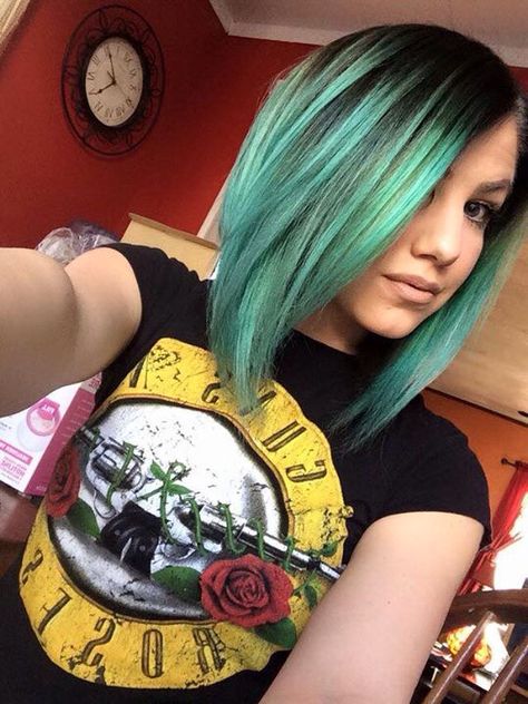 Gorgeous green with dark roots Mint Green Hair, Mint Hair, Hair Color Crazy, Bright Hair, Green Ombre, Pastel Hair, Dark Roots, Dye My Hair, Trendy Hair