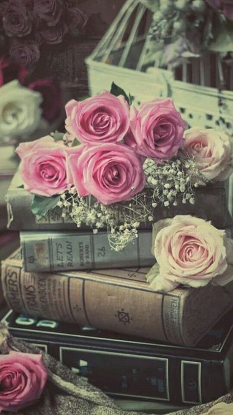 Books And Flowers, Shabby Chic Interiors, Book Flowers, Airbrush Art, Deco Floral, Wallpaper Vintage, Coffee And Books, Book Decor, Wallpapers Vintage