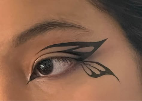 Fairy Wing Eye Makeup, Fairy Wings Makeup, Fairycore Eyeliner, Portals Makeup Ideas, Fairy Wing Makeup, Fairy Wing Eyeliner, Fairycore Makeup Looks, Butterfly Wing Eyeliner, Leaf Eyeliner