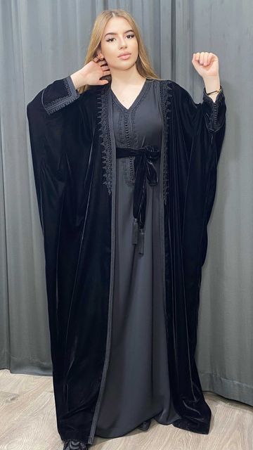 Caftan Simple, Morrocan Fashion, Moroccan Kaftan Dress, Moslem Fashion, Moroccan Clothing, Kaftan Designs, Kimono Outfit, Mode Kimono, Moroccan Dress