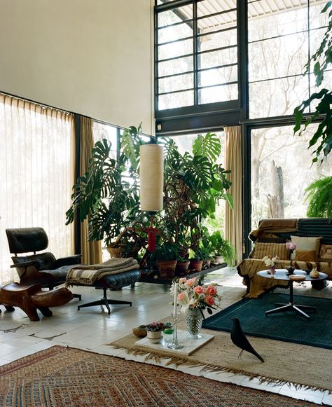 The Eames Case Study House: Get the look | Justina Blakeney Est. 1979 Minimalism Living, Case Study House, Lots Of Plants, Eames House, Case Study Houses, Charles Ray, Mid Century Living, Casa Vintage, Mid Century Living Room