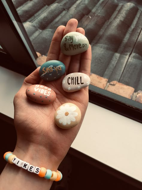 Rock Crafts Diy, Easy Diy Room Decor, Diy Rock Art, Stone Art Painting, Painting Ideas Easy, Painted Rocks Diy, Rock Painting Ideas Easy, Rock Painting Patterns, Small Canvas Art