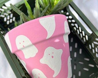 Ghost Plant, Ghost Diy, Flower Pot Design, Painted Plant Pots, Painted Pots Diy, Painted Clay Pots, Pot Design, Halloween Flowers, Pottery Painting Designs