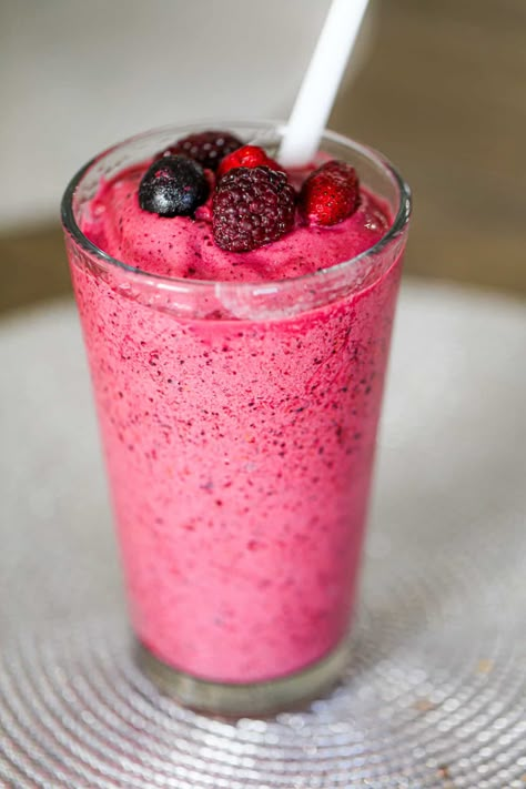 Vanilla Fruit Smoothie, Protien Smoothies Recipes Fruit, Berry Smoothie Aesthetic, Smoothie Photo, Smoothie Berry, Healthy Mixed Berry Smoothie, Mixed Berry Smoothie With Yogurt, Cherry Protein Smoothie, Mixed Berry Protein Smoothie