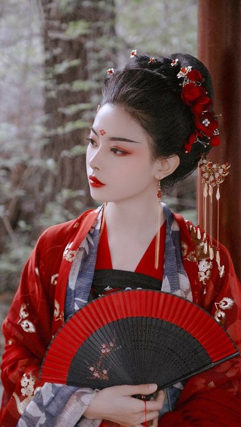 Geisha Makeup Traditional, Chinese Traditional Makeup, Traditional Chinese Makeup, Geisha Photography, Geisha Photo, Hanfu Makeup, Geisha Portrait, Traditional Geisha, Geisha Makeup