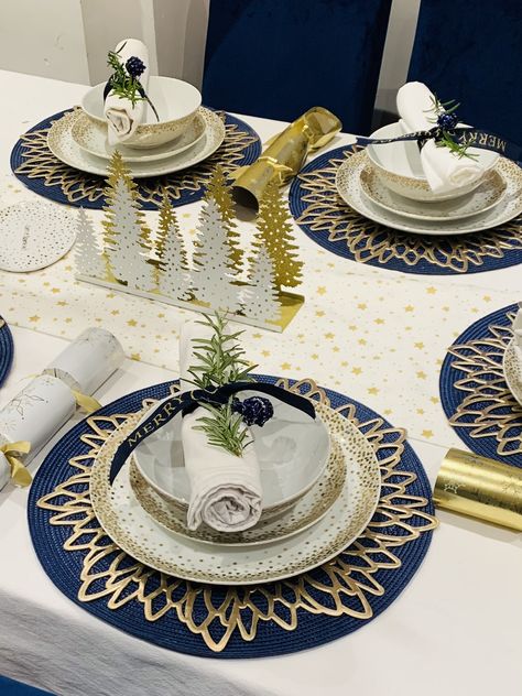 Navy Blue Christmas Table Settings, Blue And Gold Christmas Dining Table Decor, Blue And Gold Dining Room Table Settings, Blue And Gold Christmas Table Decor, Navy And Gold Christmas Table, Blue Christmas Table Decor, Blue Christmas Table Setting, Blue Table Decorations, Decoration Communion