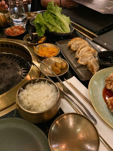 Food At Restaurant Aesthetic, Korean Restaurant Aesthetic Food, Korean Family Dinner Aesthetic, Restaurant Dates Aesthetic, Seoul Restaurant Aesthetic, Aesthetic Korean Food Pictures, Family Dinner Aesthetic Restaurant, Restaurant Lunch Aesthetic, Korean Cuisine Aesthetic