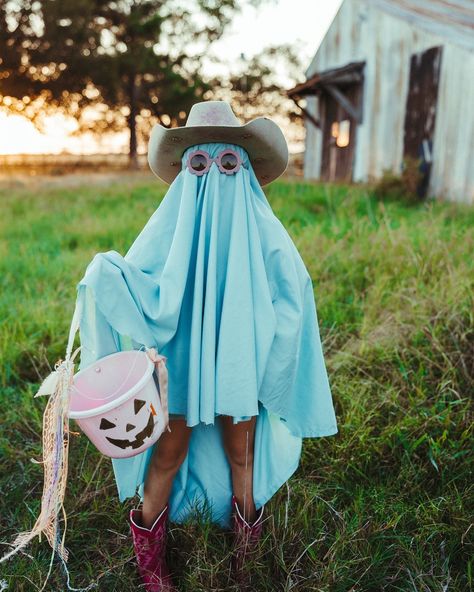 It’s spooky season! These were so fun to take with the girls. Who else wants a mini session like this. Mini Session, Spooky Season